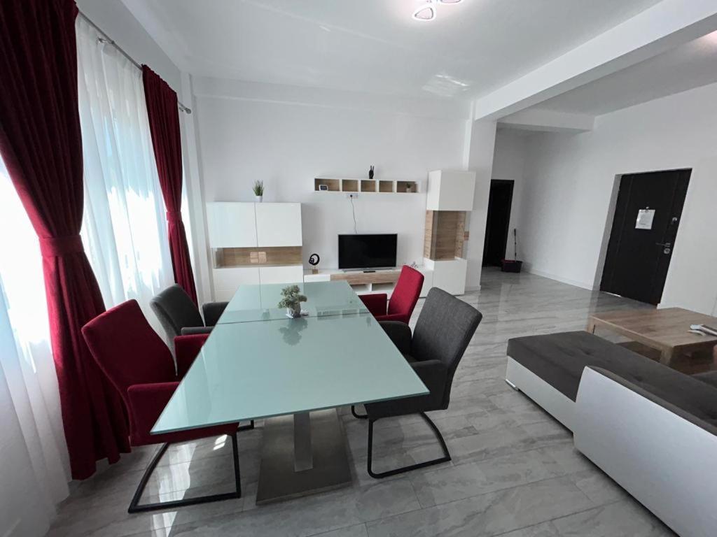 Cozy Aparthotel - Central City Suceava Buitenkant foto
